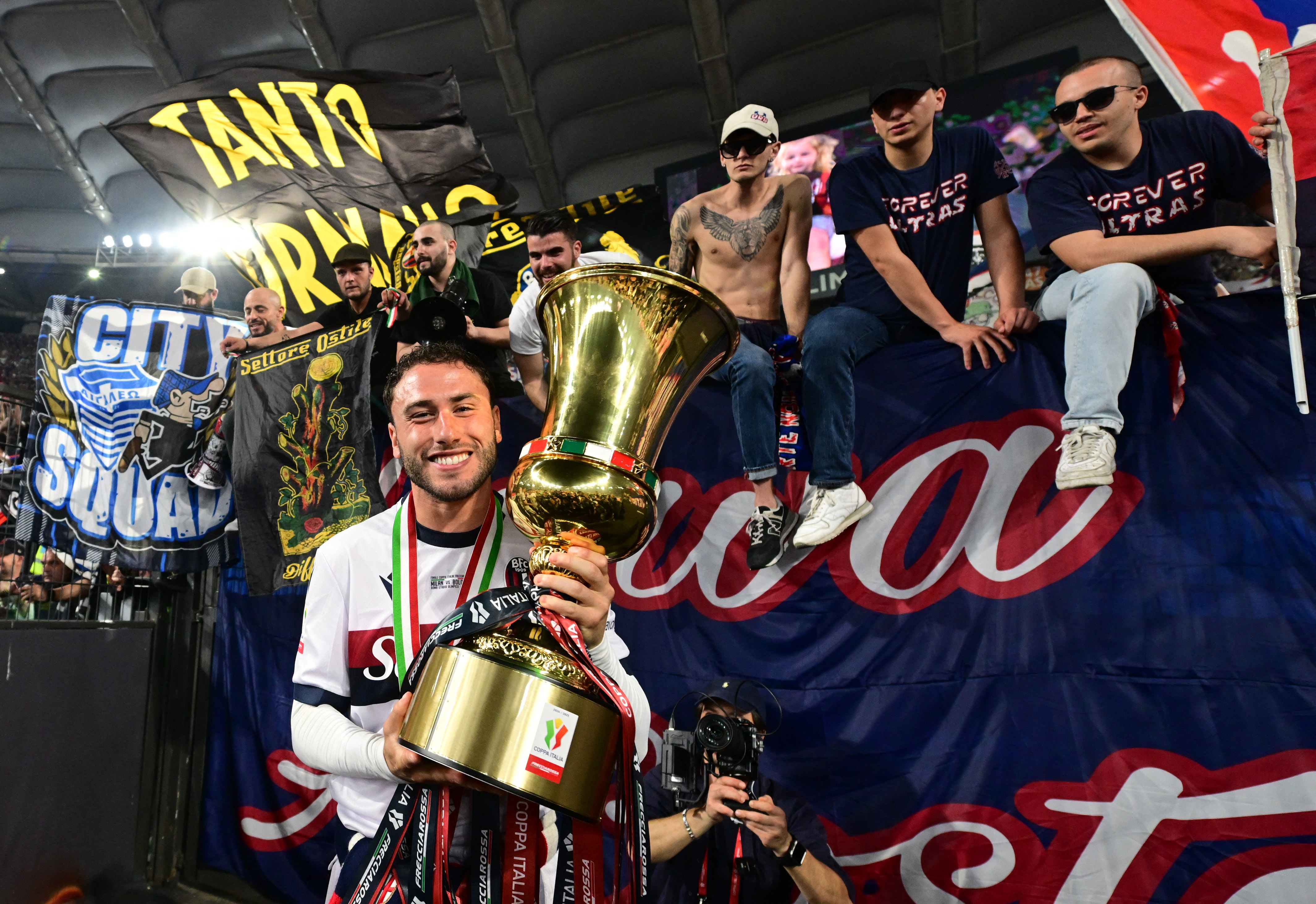 记者:前米兰队长卡拉布里亚周日接受帕纳辛纳科斯体检,签约3年