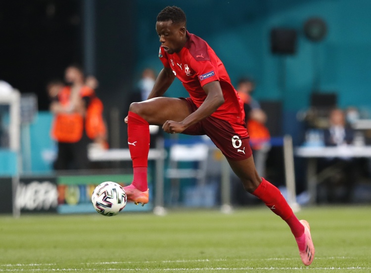 记者:尽管吉达国民对扎卡里亚感兴趣,但球员将留在摩纳哥