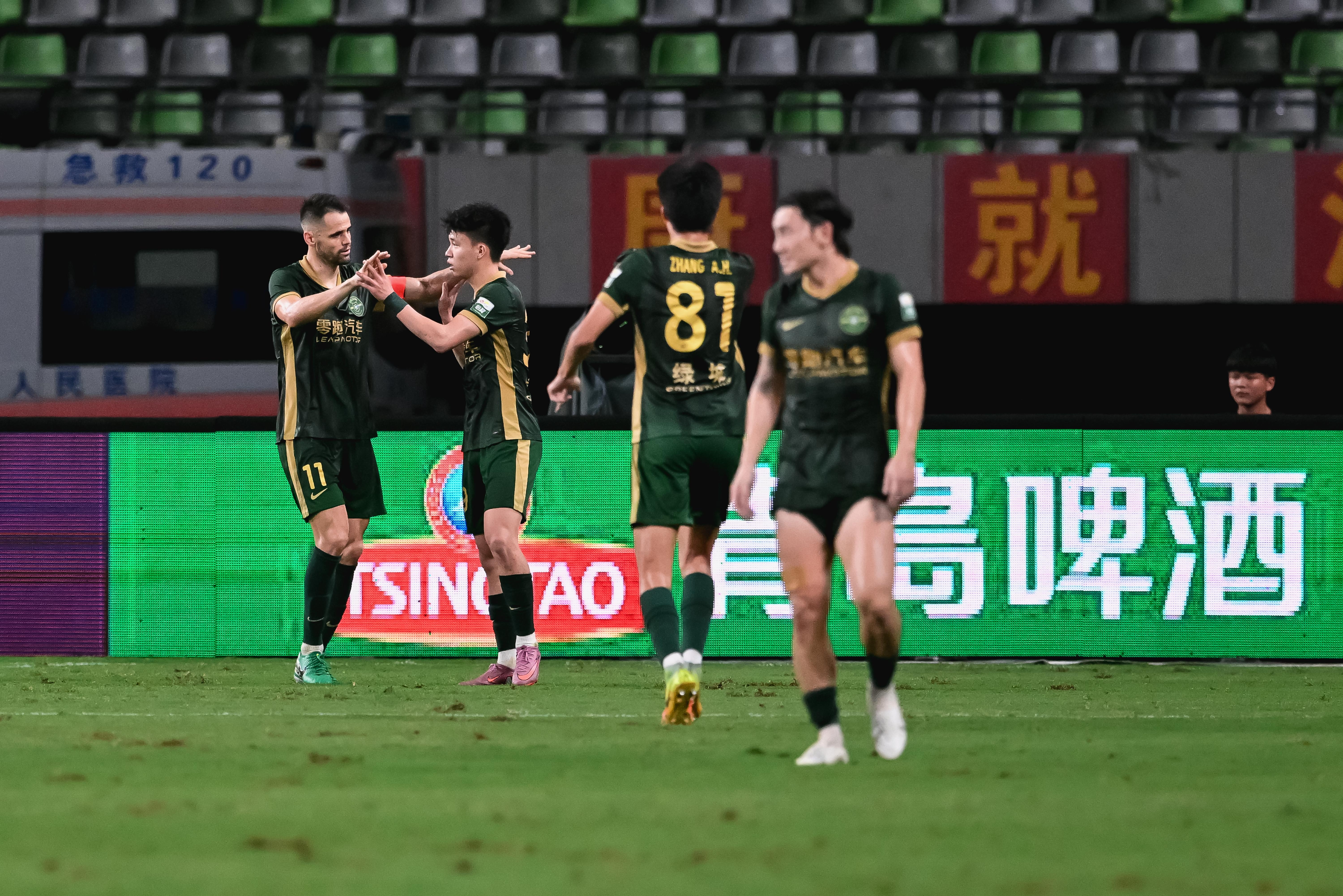 足球报:浙江队冲击前五决心不变 米特里策直飞青岛与球队会合