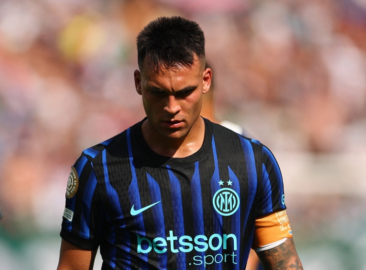 记者:劳塔罗大部分时间都在随队训练,可以出战对阵萨索洛的比赛