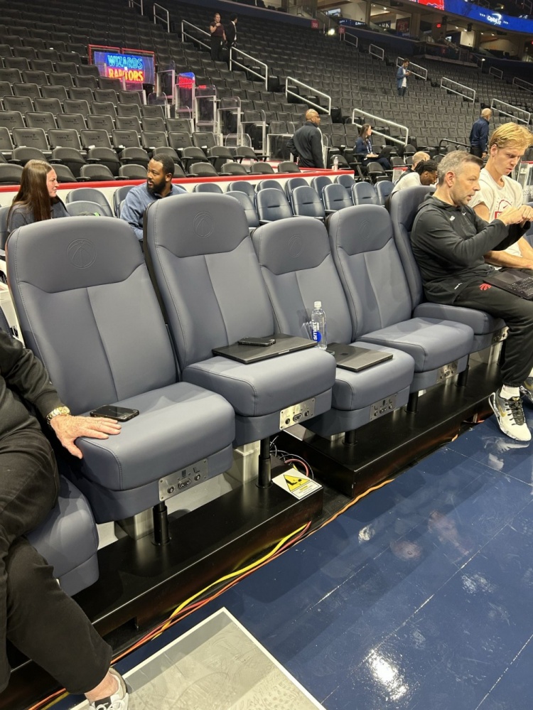 人性化改造!奇才替补席新增可调节高度座椅 利于球员放松状态