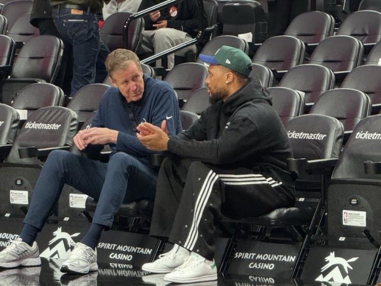 曾共事9年!勇士助教斯托茨和昔日爱徒利拉德赛前场边聊天